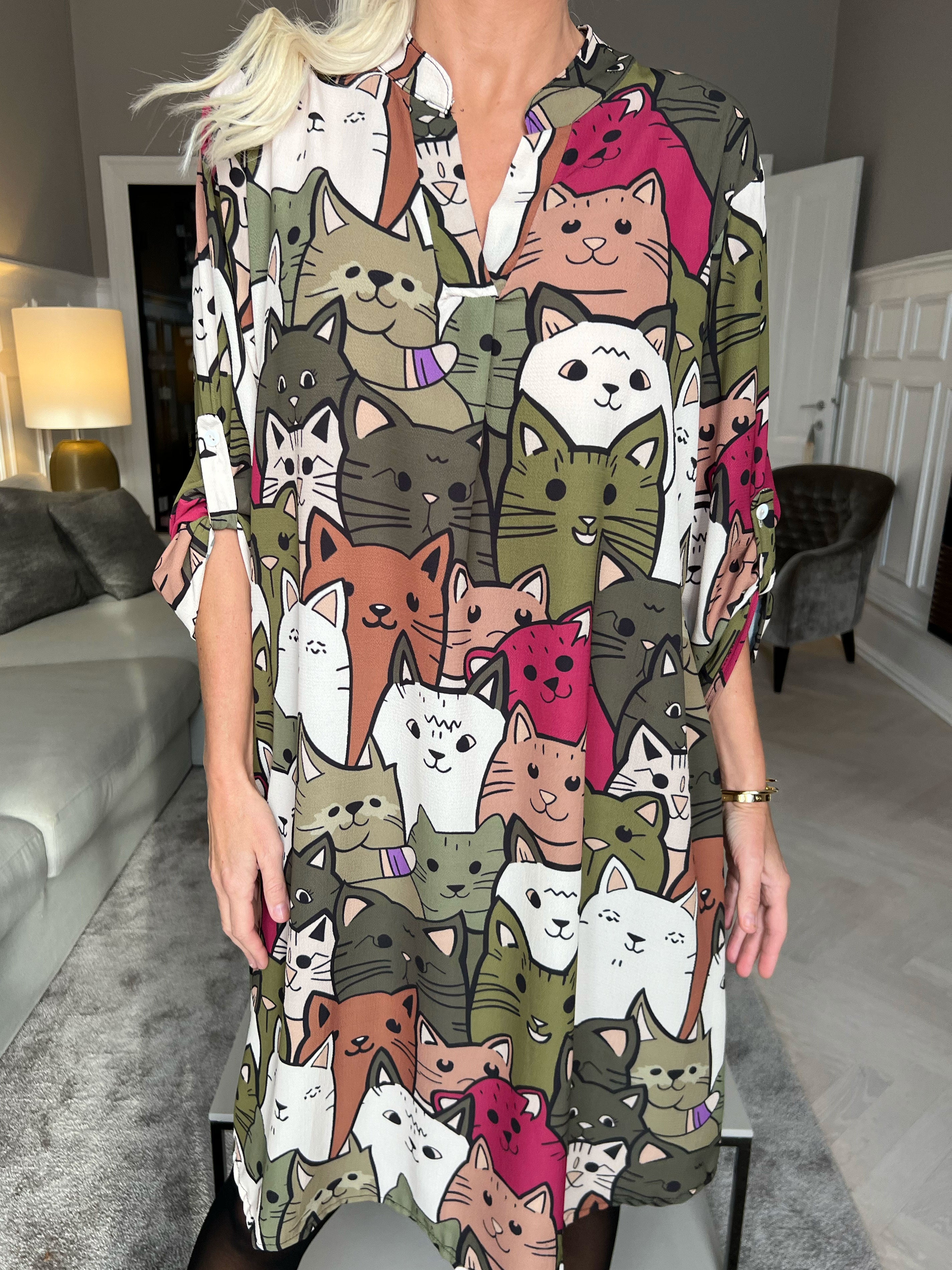 Vanesa Cat Long - Let og luftig kjole med katteprint